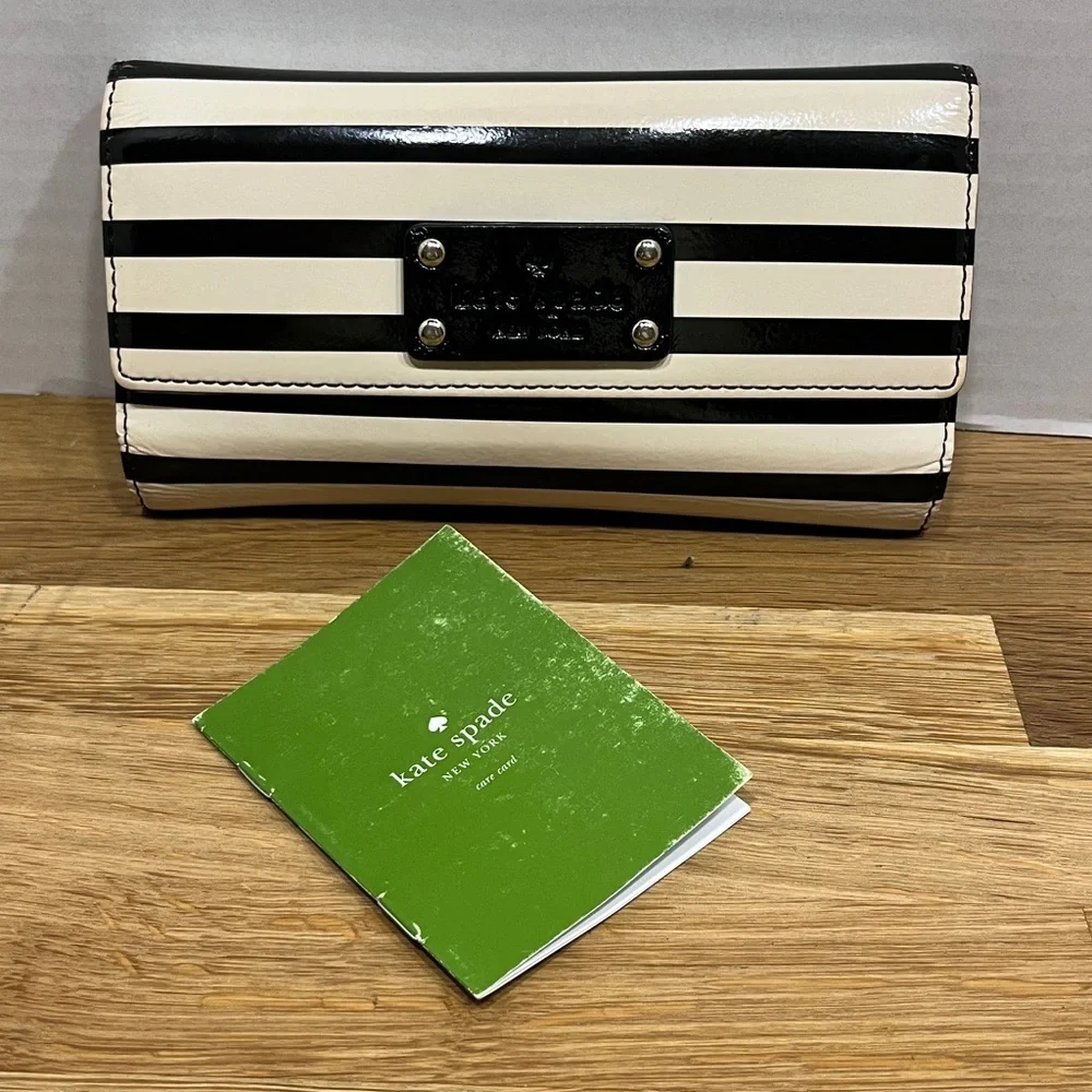 Kate Spade New York Bi-Fold Snap Sandra Wallet Patent Leather Black/Cream Stripe